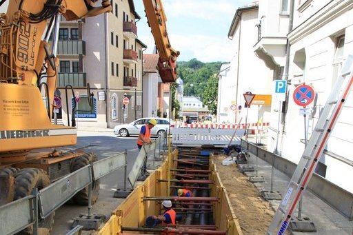 offene Straßenbaustelle, in der Versorgungsleitungen verlegt werden