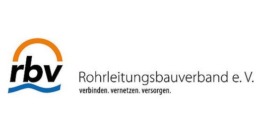 in Schwarz die kleinen Buchstaben "r", "b" und "v", eine blaue, wellenförmige Linie darunter, eine halbrunde orangefarbene Linie darüber